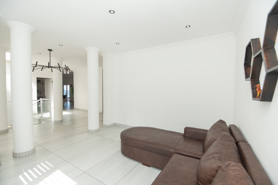 6 Bedroom Property for Sale in Beachview Eastern Cape